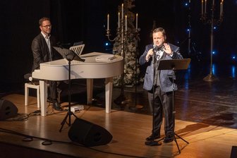 Wohin am Wochenende im Vogtland: Weltstar kommt nach Reichenbach, Filmtage starten in Plauen und Auerbach erlebt ein lustiges Ende - Star-Tenor Paul Potts (am Mikrofon) ist mit einem Auftritt in der britischen Castingshow (Britain‘s Got Talent) berühmt geworden. Am Wochenende tritt er im Vogtland auf.
