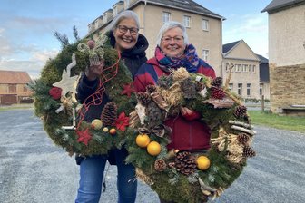 Wohin am zweiten Advent im Vogtland: Weihnachtsdorf in Kleingera öffnet - Satire für Weihnachtsmuffel in Auerbach - Kleingera wird zum Weihnachtsdorf: Carina Schmidt und Uschi Keller haben für den Kunsthandwerkermarkt im Rittergut viele Advents- und Weihnachtskränze gefertigt.