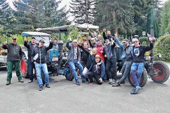 Wohin es Ausflügler zum Männertag lockt - Diese Truppe war zu Himmelfahrt mit zwei historischen Traktoren unterwegs. Nach dem Start in Hetzdorf machten die Männer unter anderem im Freibad Erdmannsdorf Station. 