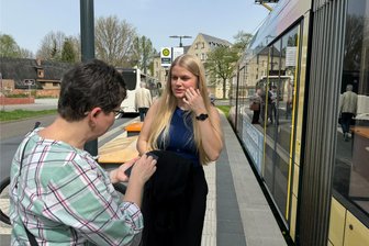 „Wohin fahren Sie?“: Warum der VMS derzeit Zehntausende Fahrgäste befragt - Die Chemnitzer Studentin Anne Baldauf fährt in der Stadt viel mit Tram und Bus, nutzt das Deutschlandticket, was jetzt ins Semesterticket integriert ist. „Das Angebot des ÖPNV ist gut, man kommt in der Stadt schnell und häufig von A nach B, das ist im Erzgebirge, wo ich herstamme, leider nicht so."