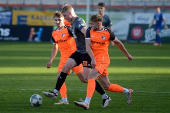 Wohin geht es für den VfB Auerbach? Spiel in Sandersdorf soll Antworten bringen - Sven Köhler fordert mehr Mut im Ballbesitz! Wie bei Cedric Graf, der sich hier gegen zwei Krieschower Spieler durchsetzt.