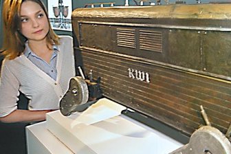 Wohin heute: Acht Künstler gestalten eine Ausstellung - Charlotte Krenz, Mitarbeiterin der Neuen Sächsischen Galerie, rückt das "Kronos"-Gerät von Künstler Roland Boden für die Ausstellung mit dem "Die Zeit drängt" ins rechte Licht. Die Schau wird heute eröffnet.