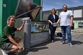 Wohin im Vogtland mit alten Speiseölen und Frittierfetten? - Jeannine Beck von Berndt Bio Energy hat das Öli-Sammelsystem auf dem Oelsnitzer Wertstoffhof vorgestellt. KEV-Geschäftsführer Norman Raschker und Kaia Hoereth vom Amt für Abfallwirtschaft waren ebenfalls mit dabei.