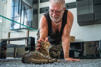Wohin Mieze geht, wenn der Vogtländer urlaubt - Sandor Berei und Pensionsgast Tiger nähern sich an. Die Streicheleinheit kommt ganz gut an. Sind die Katzen erst frisch eingezogen in die Pension, brauchen sie Ruhe, um anzukommen und die neue Umgebung anzunehmen.