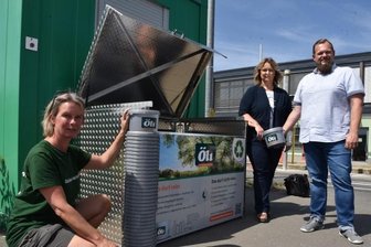 Wohin mit den alten Speiseölen? - Jeannine Beck von Berndt Bio Energy hat das Öli-Sammelsystem auf dem Oelsnitzer Wertstoffhof vorgestellt. KEV-Geschäftsführer Norman Raschker und Kaia Hoereth vom Amt für Abfallwirtschaft waren ebenfalls mit dabei.