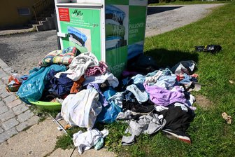 Wohin mit den Altkleidern? Dorf im Erzgebirge findet Lösungen - Überlaufende Kleidercontainer gab es im vergangenen Jahr fast in jedem Ort.