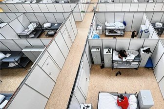 Wohin mit den Flüchtlingen? - Wie hier in Friedrichshafen in Baden-Württemberg behelfen sich viele Kommunen in Deutschland mit Notunterkünften für Flüchtlinge.