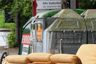Wohin mit Elektronikschrott im Vogtland? Neuregelung nimmt ab 1. Juli den Handel in die Pflicht - Dieser Elektroschrottcontainer stand am 15. Mai in Plauen an der Haselbrunner Straße. Inzwischen ist er dort entfernt worden. Von 95 Containerstandorten im Kreisgebiet sollen 30 verschwinden.