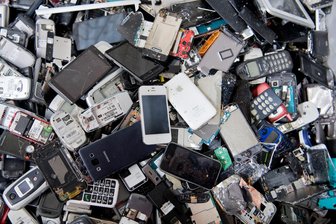 Wohin mit Elektroschrott? Die häufigsten Fehler bei der Müllentsorgung in Chemnitz - Alte Handys, blinkende Turnschuhe, Rasierapparate, Haushaltstechnik und andere Elektronik gehören nicht in die schwarze Tonne.