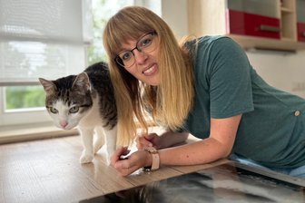 Wohin mit Hund, Katze & Co. im Sommerurlaub? Diese Möglichkeiten gibt’s im Erzgebirge - Susann Helbig und ihr Kater Oskar. Die 35-Jährige ist im Nebenjob als Katzen-Nanny auf Achse.