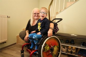 Wohin mit meinem Kind? Schließung der Kita „Arche Noah“ in Zwickau bringt Familien in Not - Anne-Kathrin Sieber mit Sohn Darius. In der „Arche Noah“ hat der Junge durch die heilpädagogische Betreuung Riesenfortschritte gemacht. Ob es dieses Angebot weiterhin in Zwickau gibt, ist unklar.
