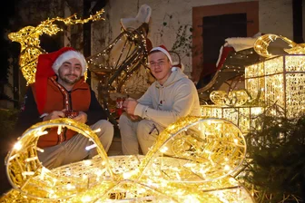 Wohin nach dem Weihnachtsmarkt-Besuch in Zwickau? „Destille“ lockt mit Lichtergarten - Angelo Sommer (l.) und Oliver Mehner haben an weihnachtlicher Deko und Lichterketten nicht gespart.