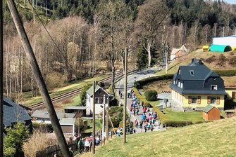 Wohin zu Pfingsten im oberen Vogtland? - Durchs Zwotaer Land - im Foto die Bergstraße in Zwota zur Wanderung mit "Freie Presse"-Redakteur Thorald Meisel am Karfreitag 2019 - führen am Pfingstsonntag drei Touren mit Start und Ziel Schlosserberg. 