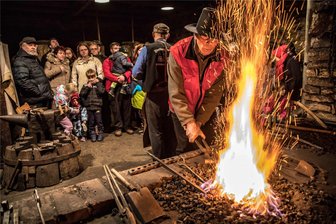 Wohin zu Silvester und Neujahr in Mittelsachsen: Die Tipps zum langen Wochenende - Das Neujahresschmieden im Freibergsdorfer Hammer hat Tradition: Am 1. Januar kann man von 14 bis 17 Uhr wieder zuschauen. Hier hält Bernd Zimmermann das Eisen ins Feuer.