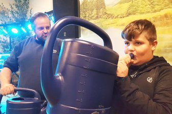 Wohl einmalig im Vogtland: Kirmesgäste röhren lautstark um die Wette - Mit dem Willen zum Sieg: Moritz Rau (rechts) und seine Gießkanne machten die besten Töne.