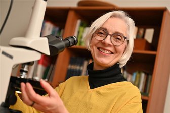 Wohlfühlen und gesünder leben: Rochlitzerin hat einen Tipp - Tabea Koch bietet bei „Wellness plus+“ in Rochlitz Beratung, Coaching und Wellness fürs Wohlbefinden an. Aus Baden-Württemberg kommend, ist sie nach Mittelsachsen gezogen. Mit einem Dunkelfeldmikroskop nimmt sie Blutuntersuchungen vor.