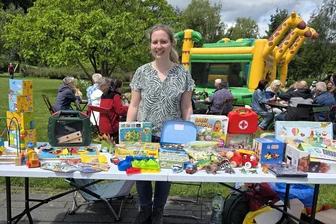 Wohlfühlflohmarkt im Vogtland: Warum eine Händlerin mit den Preisen nach unten geht - Franziska Christof bot beim Wohlfühlmarkt alles rund ums Kind an.