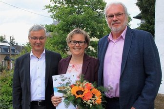 Wohlhausen als vogtländisches Dorf mit Zukunft ausgezeichnet - Ortsvorsteherin Romy Böttcher freut sich über den Sieg. Zu den Gratulanten gehörten Landrat Rolf Keil (li) und der Markneukirchner Bürgermeister Andreas Rubner. 