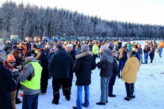 Wohlhausen: Protestfahrt im Vogtland zeigt breite Unzufriedenheit - Ein Teil der Menschen, die sich an der Protestfahrt beteiligten, kamen anschließend an einem Mahnfeuer in Wohlhausen zusammen.