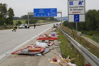 Wohnanhänger bei Auffahrunfall komplett zerstört -