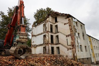 Wohnblock in Kurort im Erzgebirge wird plattgemacht - An der Rathausstraße in Bad Schlema - unterhalb der B 169 - wird derzeit ein alter Wohnblock abgerissen.