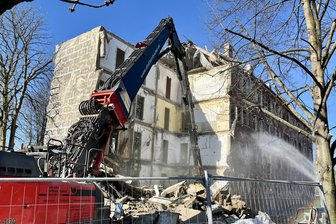 Wohnblock in Zwickau wird abgerissen, das Wohnhaus nebenan modernisiert - Am Pappelweg in Zwickau-Marienthal lässt die Wewobau einen 1964 errichteten Wohnblock mit 24 Wohnungen abreißen.