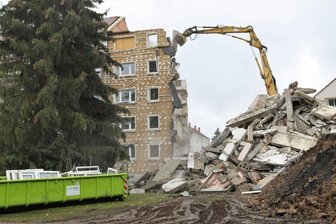 Wohnblock teilweise abgerissen - Auf der neuen Freifläche werden Parkplätze und Carports entstehen.