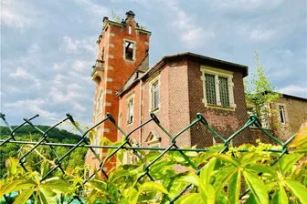 Wohnen am Kurpark in Bad Schlema: Stadtrat erteilt Verkauf des "letzten Filetstücks" vorerst eine Absage - Die Wilisch-Villa in Oberschlema bietet seit vielen Jahren keinen herrschaftlichen Anblick mehr. Sie verfällt - und soll Neubauten weichen. Doch ein aktueller Vorschlag eines Investors stieß auf Ablehnung.