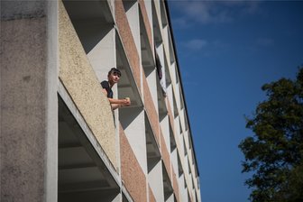 Wohnen im Chemnitzer Heckert-Gebiet: Ein Selbstversuch zwischen und in Plattenbauten - Ein bisschen Heckert-Liebe: „Freie Presse“-Redakteurin Denise Märkisch zog für zwei Wochen in die Platte.
