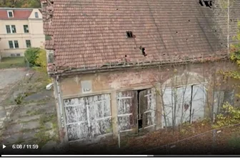Wohnen nahe der Nazi-Tötungsanstalt am Sonnenstein? Heute gibt’s Protest in Pirna - Die ehemalige Busgarage, hier in einem Imagefilm der Gedenkstätte Pirna-Sonnenstein zu sehen.
