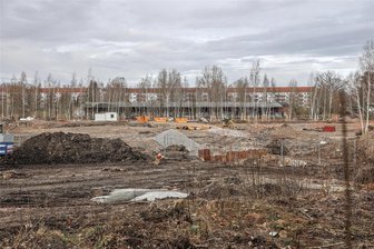 Wohngebiet an einem Wasserpark: In Chemnitz-Altendorf soll das Wirklichkeit werden - Im Vordergrund entsteht der Pleißenbachpark für Spaziergänger und Naturliebhaber. Im Hintergrund sollen Stadtvillen gebaut werden, auch im ehemaligen Bahnhofsgebäude sollen Wohnungen oder Gastronomie entstehen.