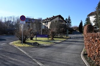 Wohngebiet Göltzschtalblick Netzschkau: Endlich werden Parkplätze gebaut – nur wann? - Neben dem Wendehammer im Bild links soll der Parkplatz entstehen.