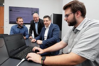 Wohngeldanträge im Vogtland jetzt online: Eine Sache hat zwei Haken - Nicolas Thomae kümmert sich um die technische Umsetzung, Landrat Thomas Hennig (CDU) will die Digitalisierung rasch voranbringen, die beiden Amtsleiter Uwe Lang und Jens Mittenzwey (von rechts) sind dabei gefordert: Ab sofort sind Wohngeldanträge online möglich.