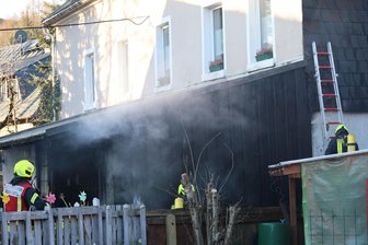 Wohnhaus-Anbau in Schwarzenberg brennt: Großaufgebot der Feuerwehr - Aus dem Anbau eines Wohnhauses in Schwarzenberg qualmte es.