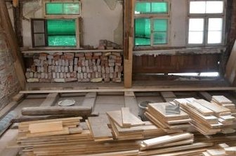 Wohnhaus des Bergmeisters wird zum Lebensmittelpunkt - Blick in den unteren Teil des Dachgeschosses. Darüber erhebt sich der bis zu 15 Meter hohe Dachstuhl.