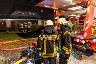 Wohnhaus im Erzgebirge brennt: Feuerwehr rückt mit Großaufgebot an - Das Haus, in dem der Brand ausgebrochen war, ist derzeit unbewohnbar.