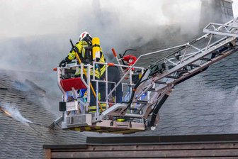 Wohnhaus im Erzgebirge in Flammen: Brandursache geklärt - Um an den Dachstuhl des Gebäudes in Lugau zu gelangen, setzte die Feuerwehr Drehleitern ein.