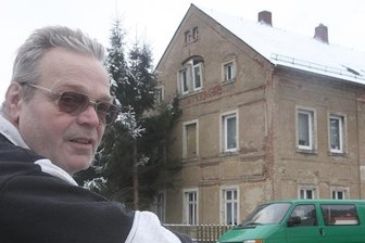 Achim Ziegler vor dem Unglückshaus