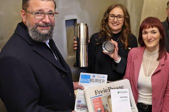 Wohnhaus-Sanierung in Glauchau: Startschuss an der Albanstraße - Anja Jesche, Katy Reul und Oberbürgermeister Marcus Steinhart (v. r.) füllen die Kapsel.