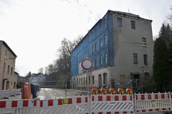 Wohnhaus teilweise eingestürzt: Kirchberger Straße in Wilkau-Haßlau bleibt gesperrt - Das Gebäude Kirchberger Straße 46 in Wilkau-Haßlau ist einsturzgefährdet – die Vollsperrung bleibt bestehen.