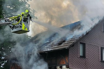 Wohnhausbrand an Leipziger Straße in Chemnitz: Ursache weiter unklar - Der Dachstuhl eines Wohnhauses stand am Mittwoch in Flammen.