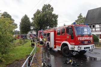 Wohnhausbrand im Erzgebirge: Einsatzkräfte von vier freiwilligen Feuerwehren alarmiert - Einsatzkräfte von vier Feuerwehren sind am Montagmorgen im Erzgebirge alarmiert worden.
