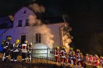Wohnhausbrand im Erzgebirge: Familie mit drei Kindern kommt glimpflich davon - Der Brand in dem Schönheider Wohnhaus war im Keller ausgebrochen. Die Familie konnte unverletzt gerettet werden.