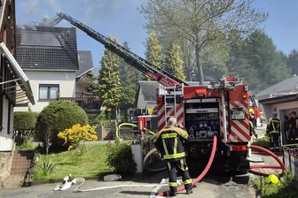 Wohnhausbrand im Erzgebirge: Polizei geht von technischer Brandursache aus - Der Dachstuhl eines Einfamilienhauses in Neudorf ist am Dienstag in Brand geraten.