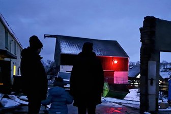 Wohnhausbrand in Drebach: Nach dem Unglück erlebt die dreiköpfige Familie etwas unfassbar Schönes - Familie Protze zwei Tage vor Heiligabend auf ihrem Grundstück in Drebach. Den Weihnachtsstern haben Nachbarn als Zeichen der Hoffnung aufgehängt.