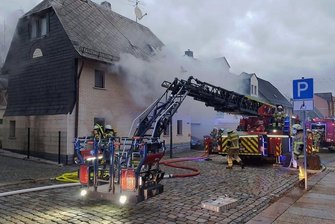 Wohnhausbrand in Limbach-Oberfrohna: Hund rettet Familie und stirbt - Eine fünfköpfige Familie hat bei einem Wohnhausbrand in der Helenenstraße in Limbach ihr Hab und Gut sowie ihren Hund Richie, zwei Meerschweinchen und fünf Hasen verloren. 