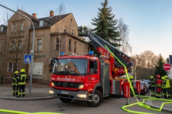 Wohnhausbrand in Mittweida: Seniorin muss ins Krankenhaus - Am Sonntagabend brannte es in Mittweida in einem Wohnhaus.