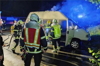 Wohnmobil am Reumtengrüner Freibad in Flammen: Polizei geht von Brandstiftung aus - Nächtlicher Einsatz am Reumtengrüner Freibad: Feuerwehrleute aus Auerbach und Reumtengrün bei den Löscharbeiten.
