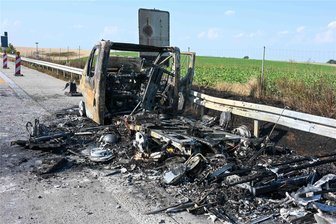 Wohnmobil auf der A 14 in Flammen - Unfall auf der A 14: Ein Wohnmobil brannte aus. Die Insassen konnten sich retten.