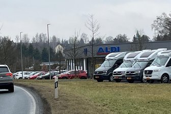 Wohnmobil-Handel am Ortseingang Adorf: Diesen Knackpunkt gibt es - Wo jetzt die Wohnmobile stehen, will am Ortseingang Adorf aus Richtung Bad Elster ein Händler eine Verkaufs- und Vermietungsstation für Wohnmobile errichten.